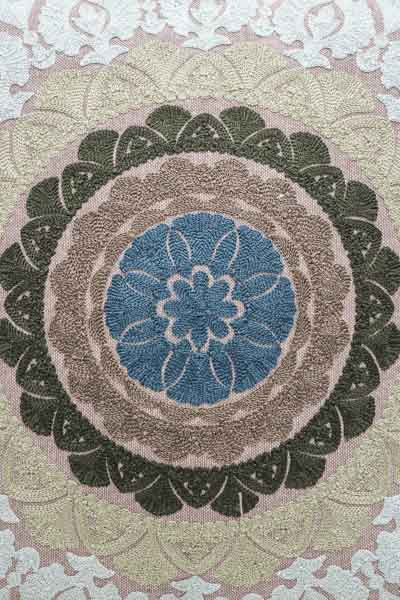 Coussin décoratif brodé à motifs vert/marron/bleu 40x40cm