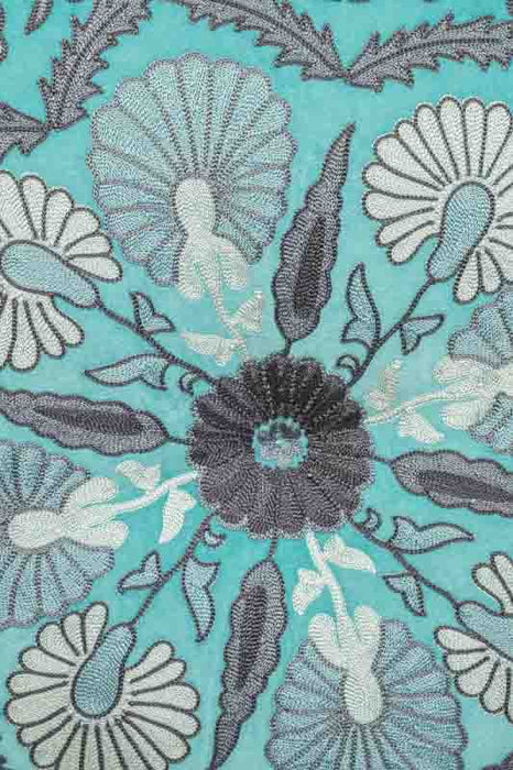 Pouf velours de coton turquoise brodé gris/blanc/gris foncé 60x20cm