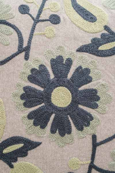 Coussin décoratif brodé à motifs noir/jaune/vert clair 40x40cm