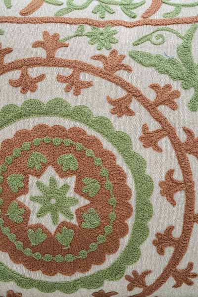 Coussin décoratif brodé marron/vert à motifs 40x40cm