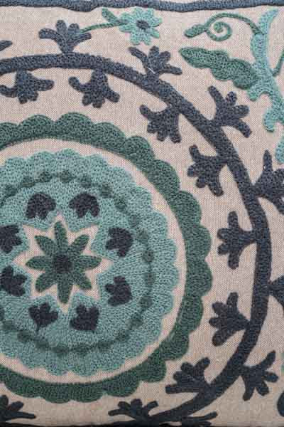 Coussin décoratif brodé à motifs pétrole/vert/noir 40x40cm