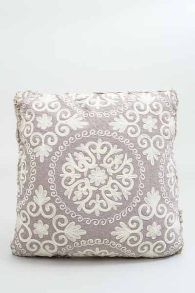 Coussin décoratif brodé blanc cassé motif 40x40cm