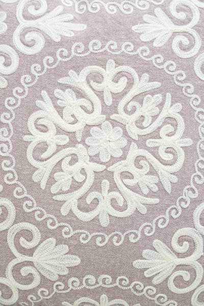 Coussin décoratif brodé blanc cassé motif 40x40cm
