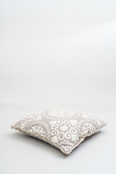 Coussin décoratif brodé blanc cassé motif 40x40cm