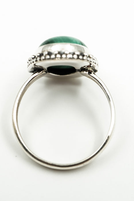 Silver ring with oval malachite decoration