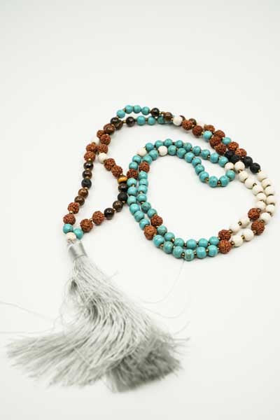 Collier Rudraksha/Turquoise/Howlite/Œil de tigre/Pierre de lave avec pompon gris clair