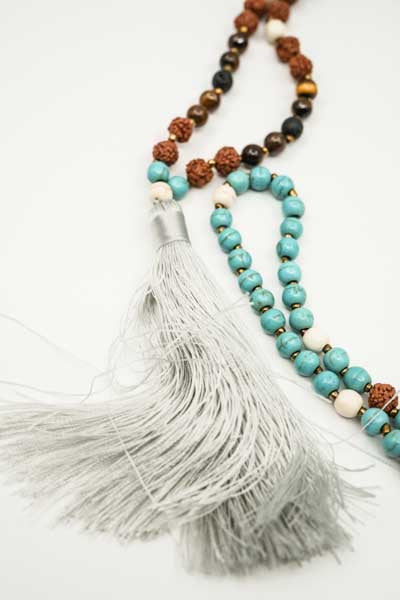 Collier Rudraksha/Turquoise/Howlite/Œil de tigre/Pierre de lave avec pompon gris clair