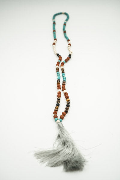 Collier Rudraksha/Turquoise/Howlite/Œil de tigre/Pierre de lave avec pompon gris clair
