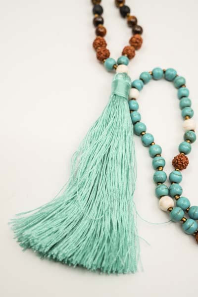 Collier Rudraksha/Turquoise/Howlite/Œil de tigre/Pierre de lave avec pompon turquoise