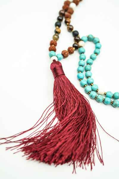 Collier Rudraksha/Turquoise/Howlite/Œil de Tigre/Pierre de Lave avec pompon bordeaux