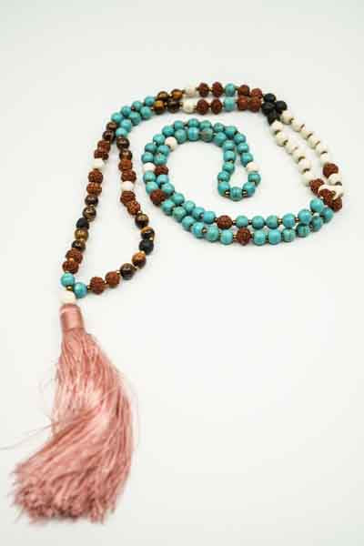 Collier Rudraksha/Turquoise/Howlite/Œil de tigre/Pierre de lave avec pompon rose