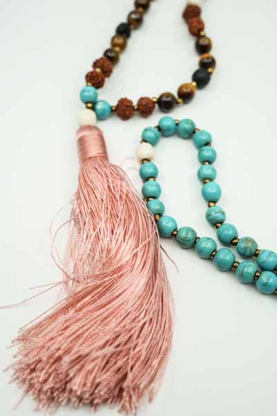 Collier Rudraksha/Turquoise/Howlite/Œil de tigre/Pierre de lave avec pompon rose