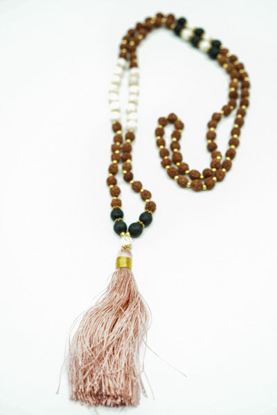 Collier Rudraksha/Howlite/Pierre de lave avec pompon rose