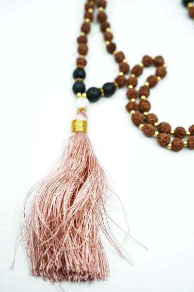 Collier Rudraksha/Howlite/Pierre de lave avec pompon rose
