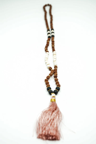 Collier Rudraksha/Howlite/Pierre de lave avec pompon rose