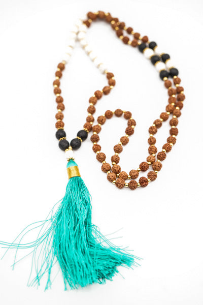 Collier Rudraksha/Howlite/Pierre de lave avec pompon turquoise