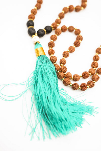 Collier Rudraksha/Howlite/Pierre de lave avec pompon turquoise
