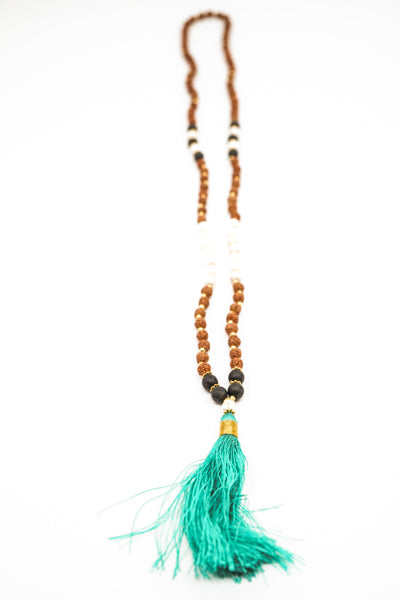 Collier Rudraksha/Howlite/Pierre de lave avec pompon turquoise