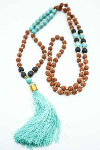 Collier rudraksha/turquoise/pierre de lave avec pompon turquoise