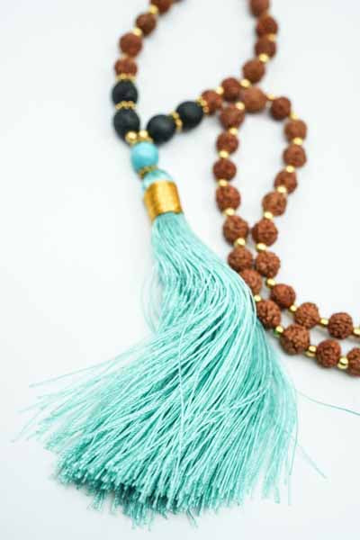 Collier rudraksha/turquoise/pierre de lave avec pompon turquoise