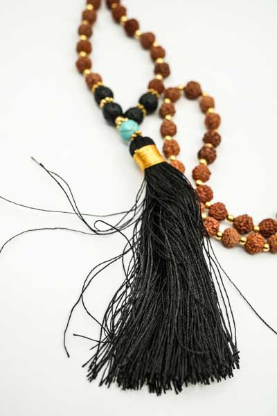 Collier Rudraksha/Turquoise/Pierre de lave avec pompon noir