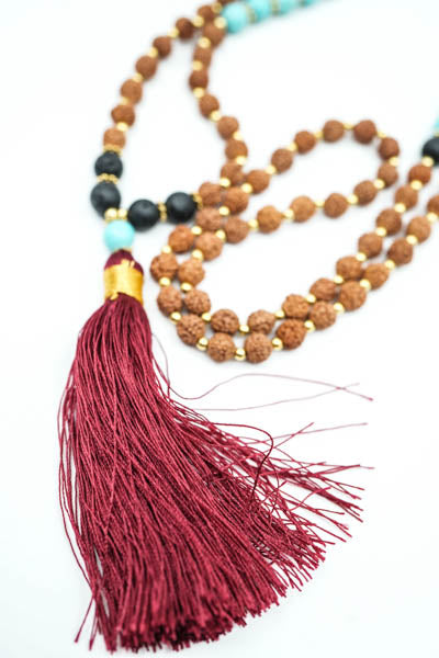 Kette Rudraksha/Türkis/Lavastein mit Tassel bordeaux