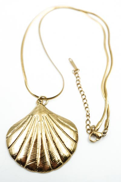 Gold-plated necklace with shell pendant