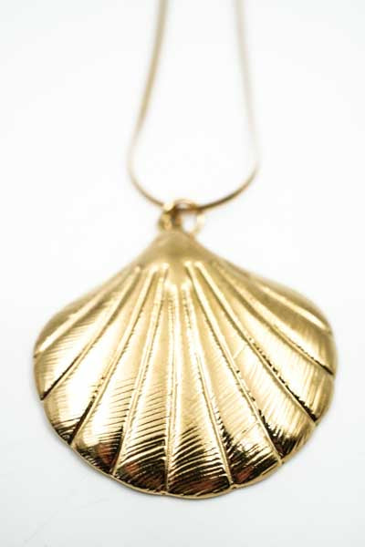 Gold-plated necklace with shell pendant