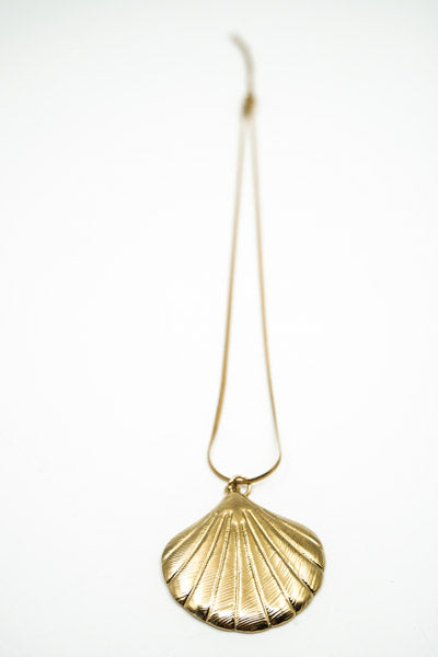 Gold-plated necklace with shell pendant