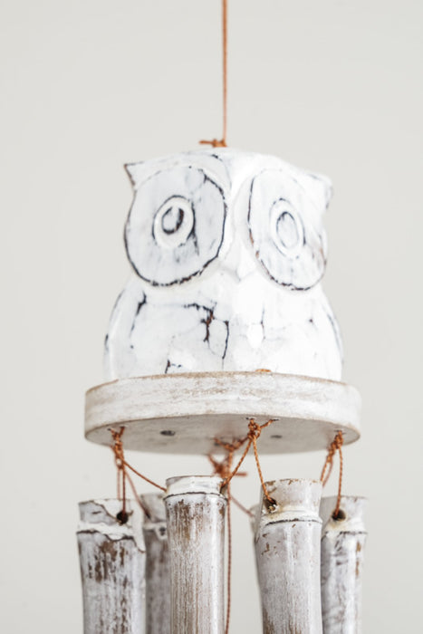 Carillon éolien en bambou avec hibou couché, blanchi, 30 cm