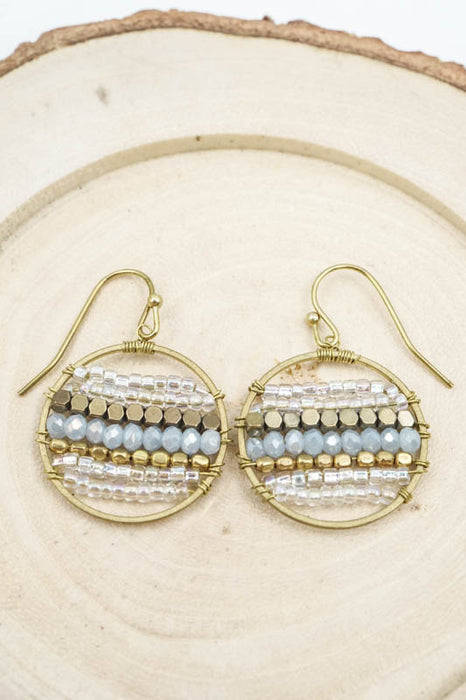 Boucles d'oreilles cercle perles de verre bleu clair/blanc/multicolore