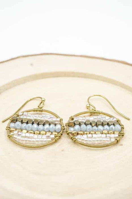 Boucles d'oreilles cercle perles de verre bleu clair/blanc/multicolore