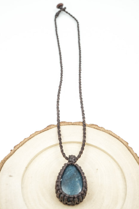 Collier macramé pendentif goutte turquoise