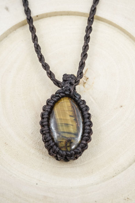 Collier macramé pendentif goutte œil de tigre