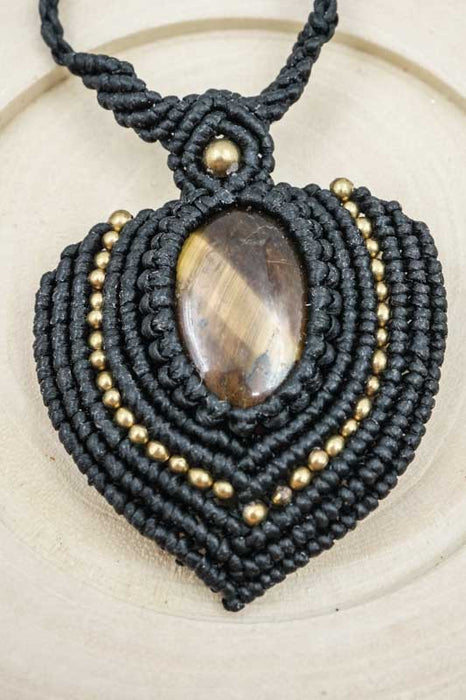 Collier en macramé avec pendentif œil de tigre