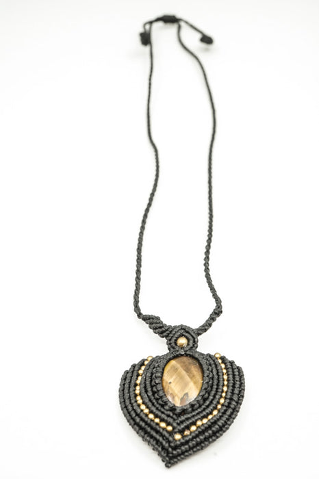 Collier en macramé avec pendentif œil de tigre