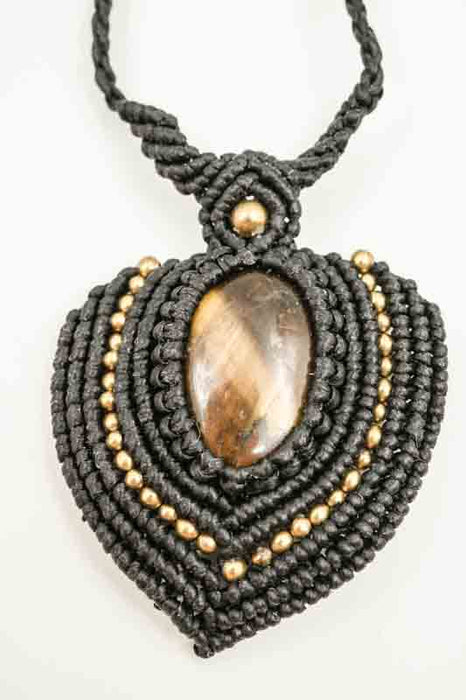 Collier en macramé avec pendentif œil de tigre
