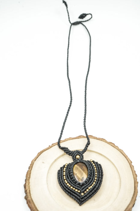 Collier en macramé avec pendentif œil de tigre