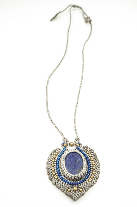Collier en macramé avec pendentif ovale en lapis-lazuli
