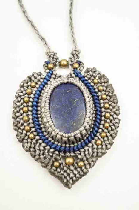 Collier en macramé avec pendentif ovale en lapis-lazuli