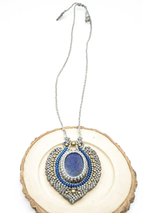 Collier en macramé avec pendentif ovale en lapis-lazuli