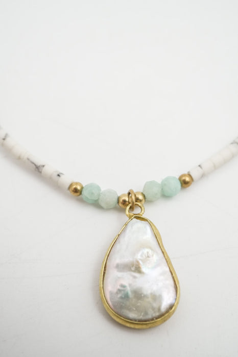 Kette Afghanstein weiss und 3mm Amazonit mit Anhänger Perlmutt