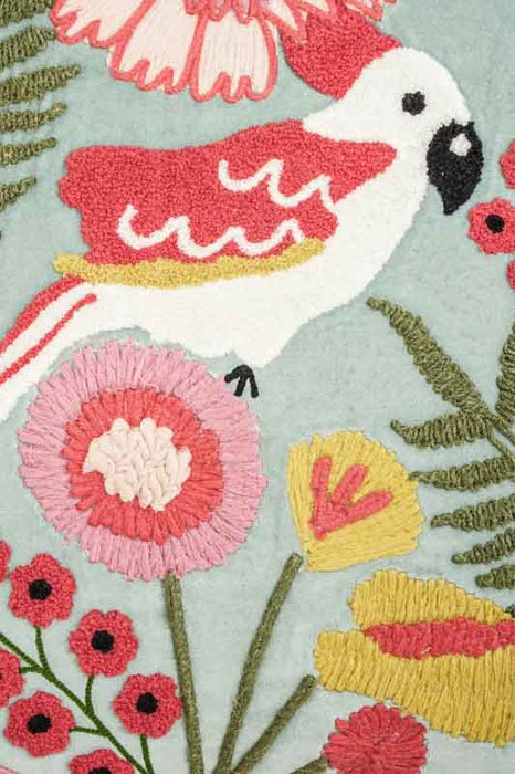 Coussin décoratif en velours de coton sauge brodé de perroquet cacatoès et de fleurs rouge/ocre/vert 45x45cm