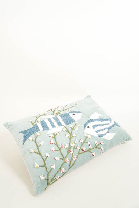 Coussin décoratif en velours de coton bleu-vert brodé de 2 poissons bleus/blanc cassé/verts 40x60cm