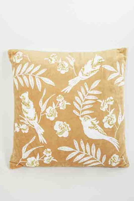 Coussin décoratif en velours de coton ocre brodé de motifs de fougères, de fleurs et d'oiseaux blanc cassé 45x45cm