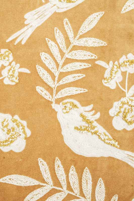 Coussin décoratif en velours de coton ocre brodé de motifs de fougères, de fleurs et d'oiseaux blanc cassé 45x45cm