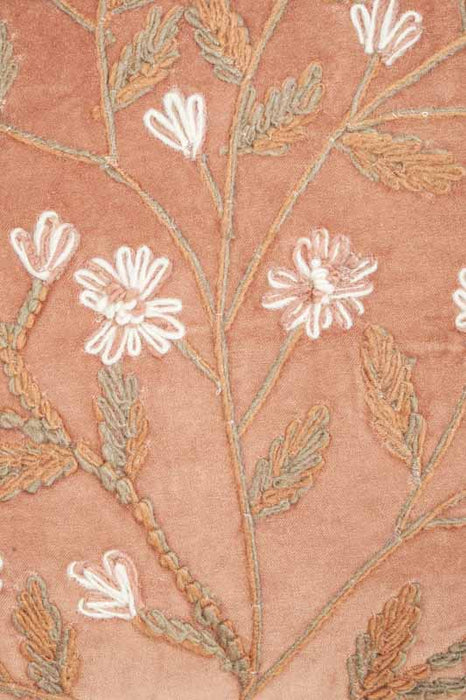 Coussin décoratif en velours de coton terracotta brodé d’une prairie fleurie beige/vert clair 45 x 45 cm