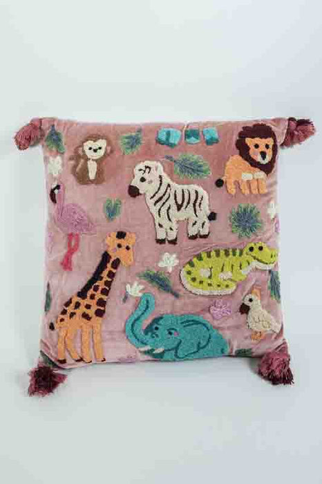 Coussin décoratif en velours de coton rose brodé de motifs animaliers multicolores 45x45cm