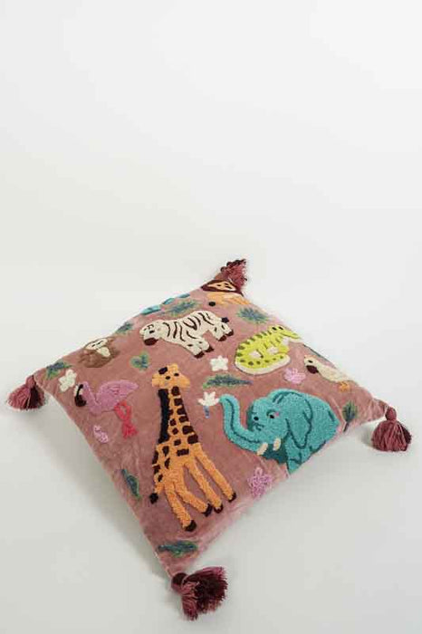 Coussin décoratif en velours de coton rose brodé de motifs animaliers multicolores 45x45cm