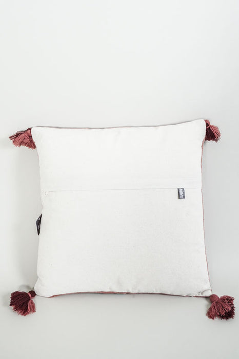 Coussin décoratif en velours de coton rose brodé de motifs animaliers multicolores 45x45cm